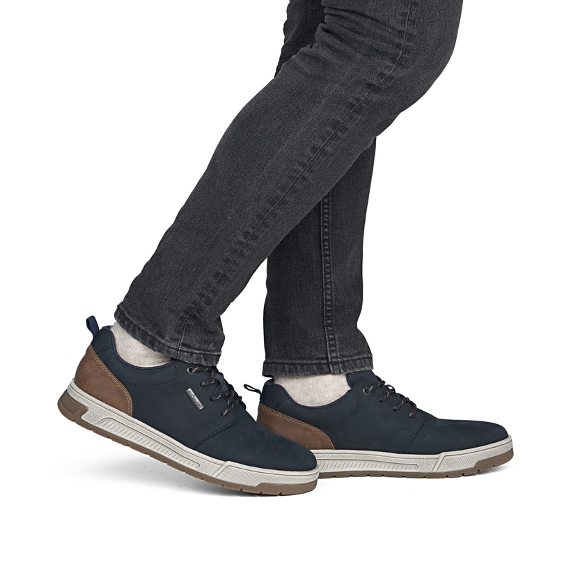 Dunkelblaue Rieker Herren Sneaker Low 36005-14 aus Rauleder. Schuh am Fuß.