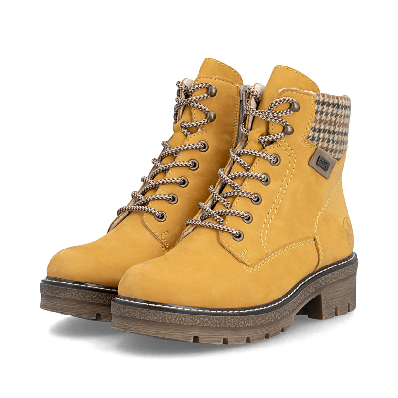 Ockerfarbene Rieker Damen Schnürstiefel Y8130-68 aus Rauleder. Schuhpaar seitlich schräg.
