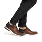 Braune Rieker Herren Schnürschuhe 14405-24 mit der Komfortweite G 1/2. Schuh am Fuß.