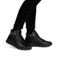 Schwarze Rieker Damen Schnürstiefel N1305-00 aus Glattleder. Schuh am Fuß.
