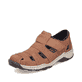 Braune Rieker Herren Slipper 08067-24 mit Klettverschluss sowie Komfortweite G. Schuh seitlich schräg.