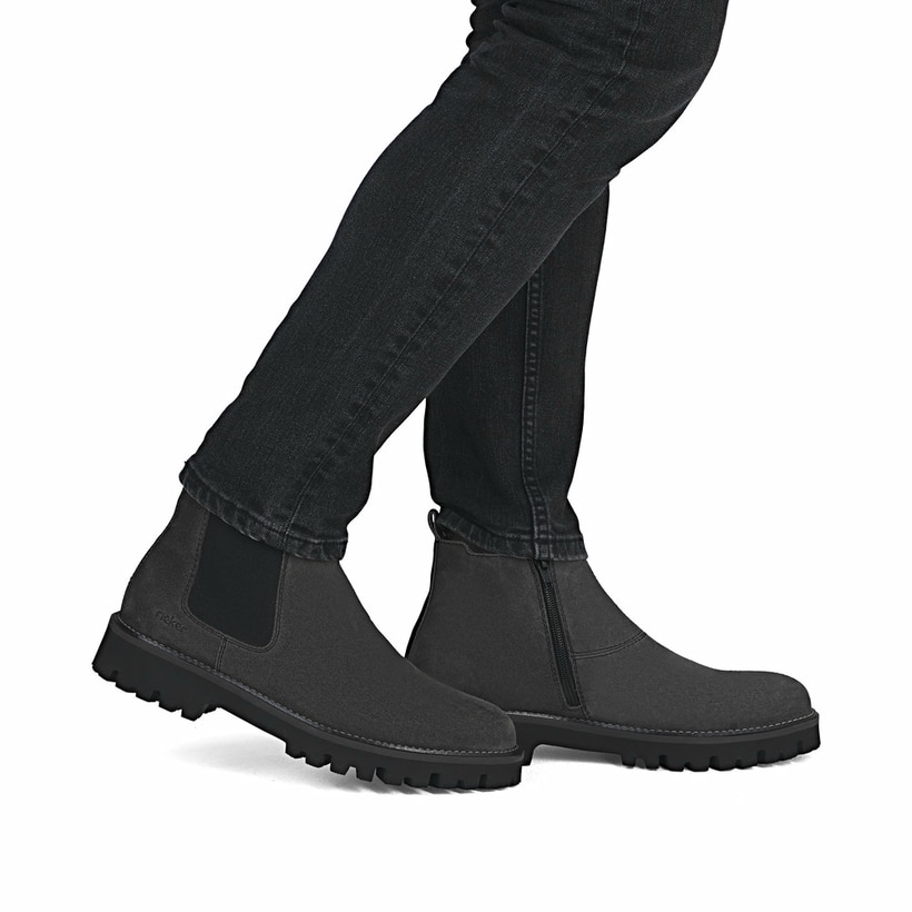 Graue Rieker Herren Chelsea Boots 30453-45 aus Rauleder mit einem Reißverschluss. Schuh am Fuß.