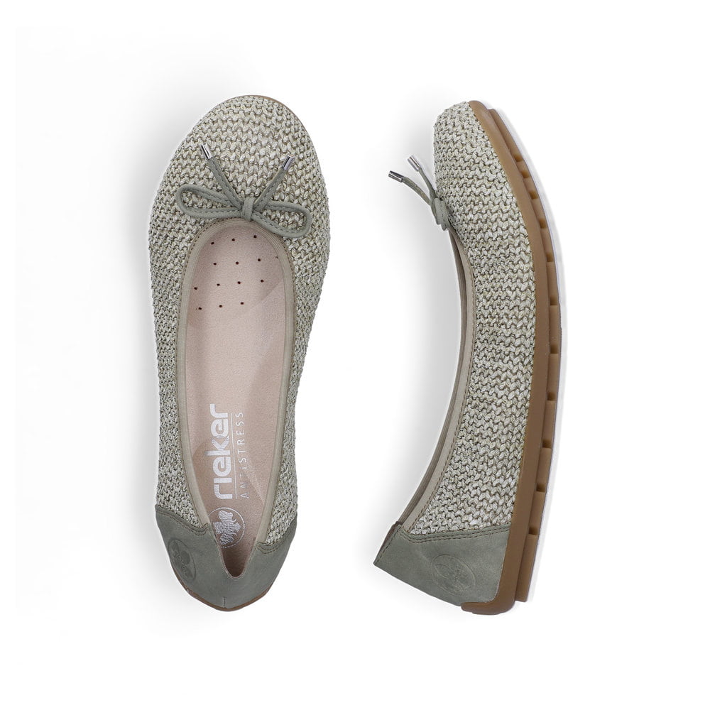 Khakifarbene Rieker Ballerinas 43850-52 mit dekorativer Schleife. Schuh von oben, liegend.