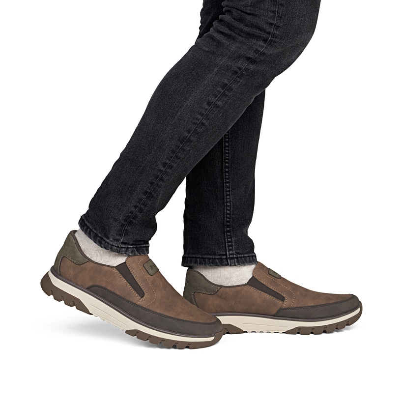 Mocassins Rieker marron pour homme B9350-24 avec bande élastique. Chaussure au pied.