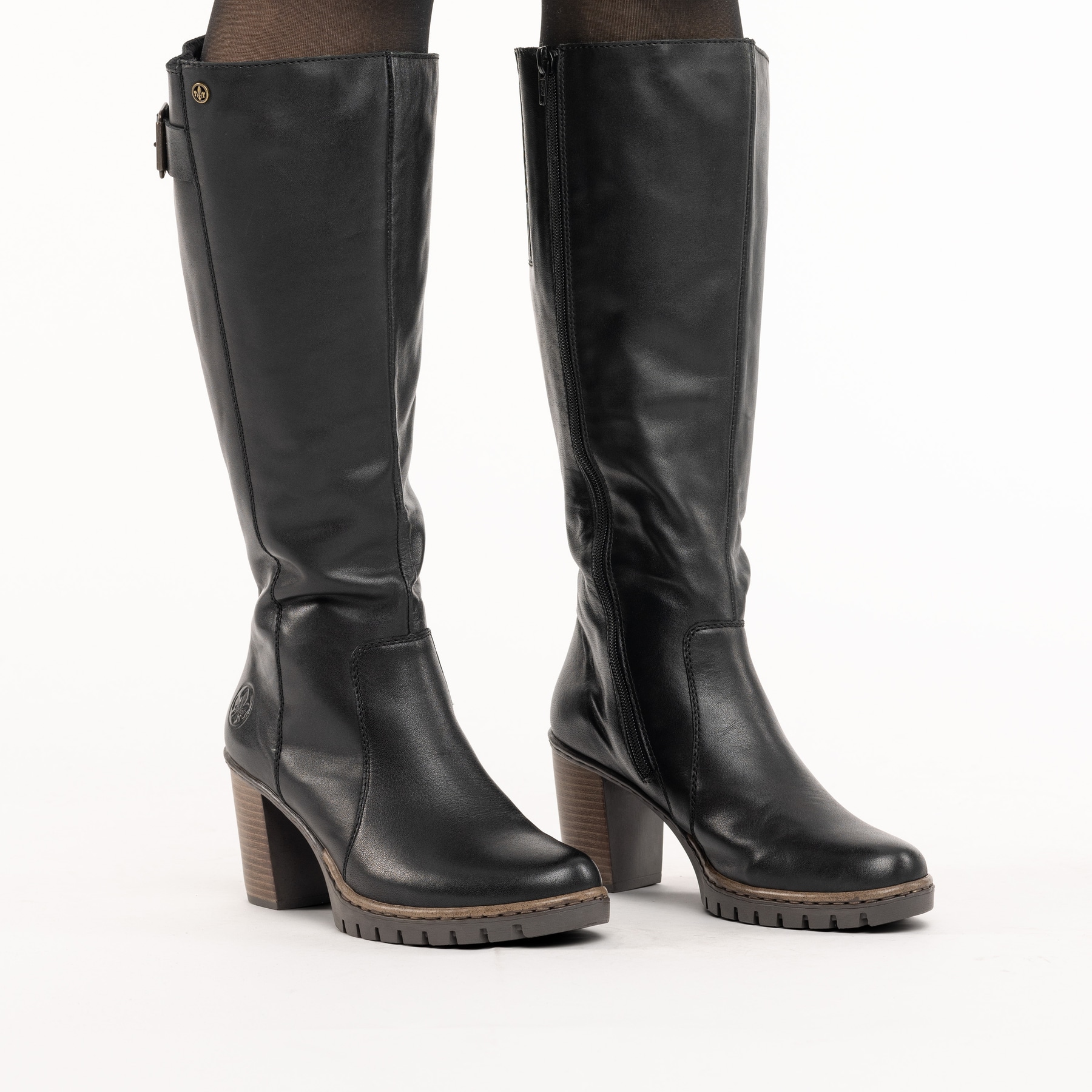Schwarze Rieker Damen Hochschaftstiefel Y2581-00 aus Glattleder. Schuh am Fuß.