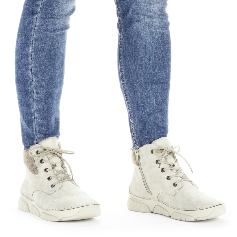 Hellbeige Rieker Damen Schnürstiefel 45900-60 mit Schnürung und Reißverschluss. Schuh am Fuß