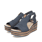 Blaue Rieker Keilsandaletten 68175-14 mit modischen Raffungen sowie Gummizug. Schuhpaar seitlich schräg.