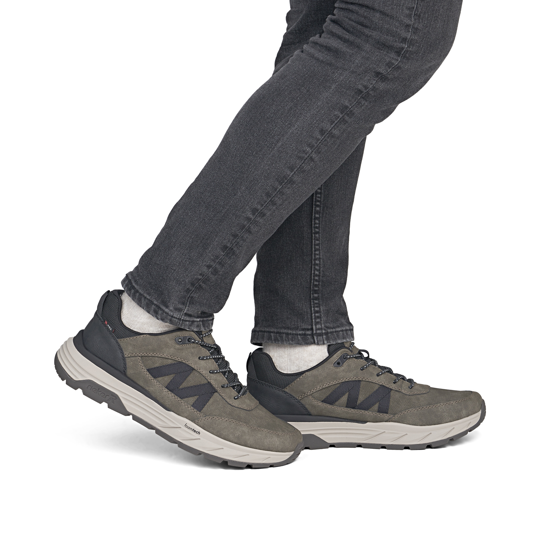 Dunkelbraune Rieker Herren Slipper 06155-25 mit wasserabweisender TEX-Membran. Schuh am Fuß.