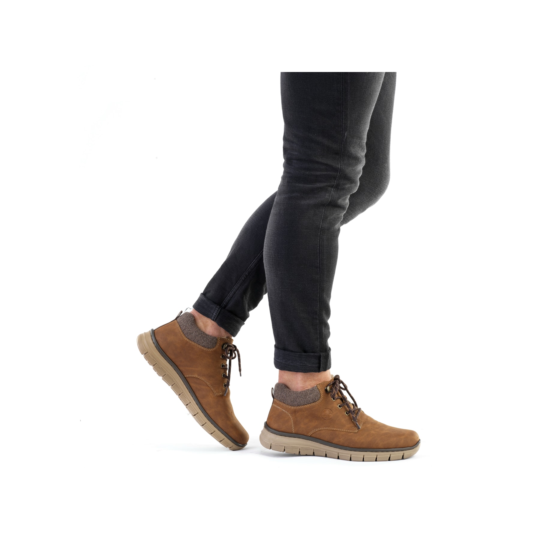 Zimtbraune Rieker Herren Schnürstiefel B5632-24 mit einer schockabsorbierenden Sohle. Schuh am Fuß