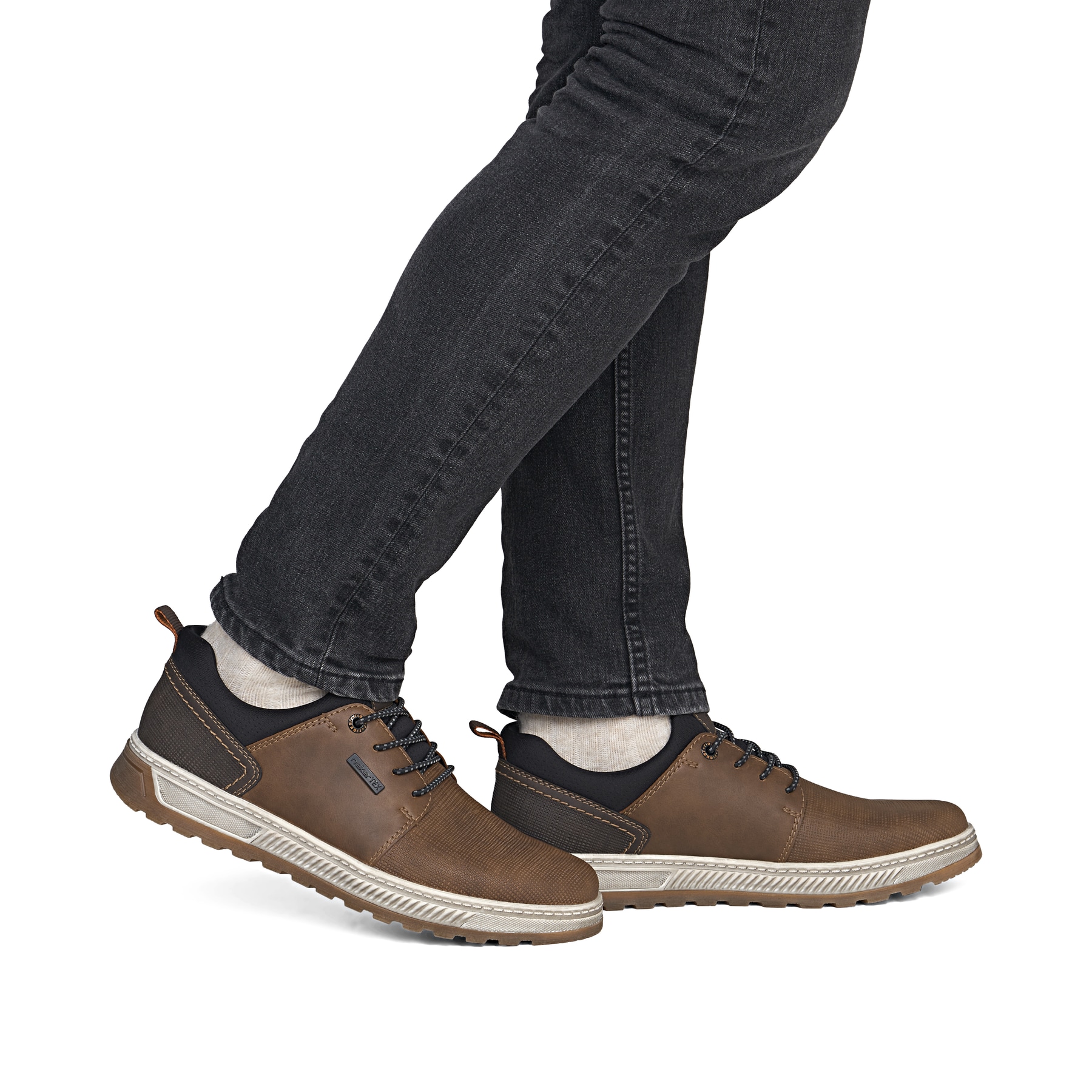 Mocassins Rieker marron hommes 37050-23 avec membrane RiekerTEX hydrofuge. Chaussure au pied.