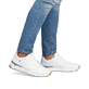 Weiße Rieker Herren Sneaker Low U0904-80 mit Schnürung sowie flexibler Sohle. Schuh am Fuß.