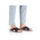 Stahlschwarze Rieker Herren Pantoletten 21560-00 mit der Komfortweite G. Schuh am Fuß.