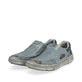 Blaue Rieker Herren Slipper 04051-12 mit einem Gummizug sowie der Extraweite H. Schuhpaar seitlich schräg.