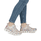 Mehrfarbige Rieker Damen Slipper M6081-90 mit floralem Muster sowie Gummizug. Schuh am Fuß.