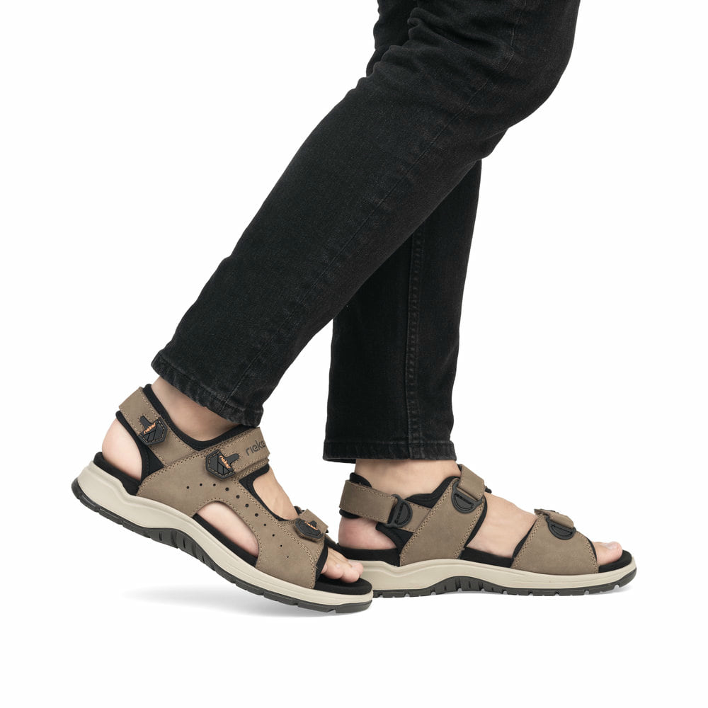 Braune Rieker Herren Trekkingsandalen 26951-25 mit einem Klettverschluss. Schuh am Fuß.