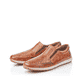 Braune Rieker Herren Slipper 08868-24 mit einem Elastikeinsatz sowie Löcheroptik. Schuhpaar seitlich schräg.