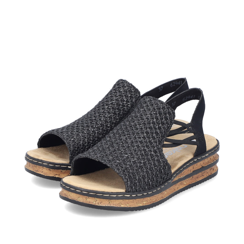 Schwarze Rieker Keilsandaletten 62941-00 mit einem Gummizug. Schuhpaar seitlich schräg.