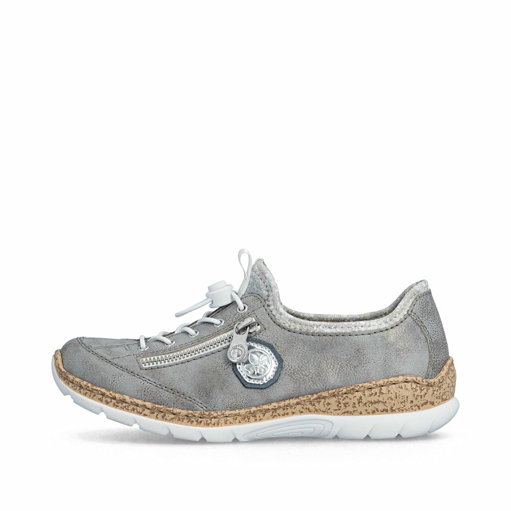 Graue Rieker Damen Slipper N4263-40 mit Deko-Reißverschluss sowie einem Gummizug. Schuh Außenseite.