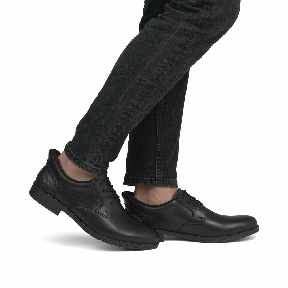 Schwarze Rieker Herren Slipper 10353-00 mit easy Hineinschlüpf-Möglichkeit. Schuh am Fuß.