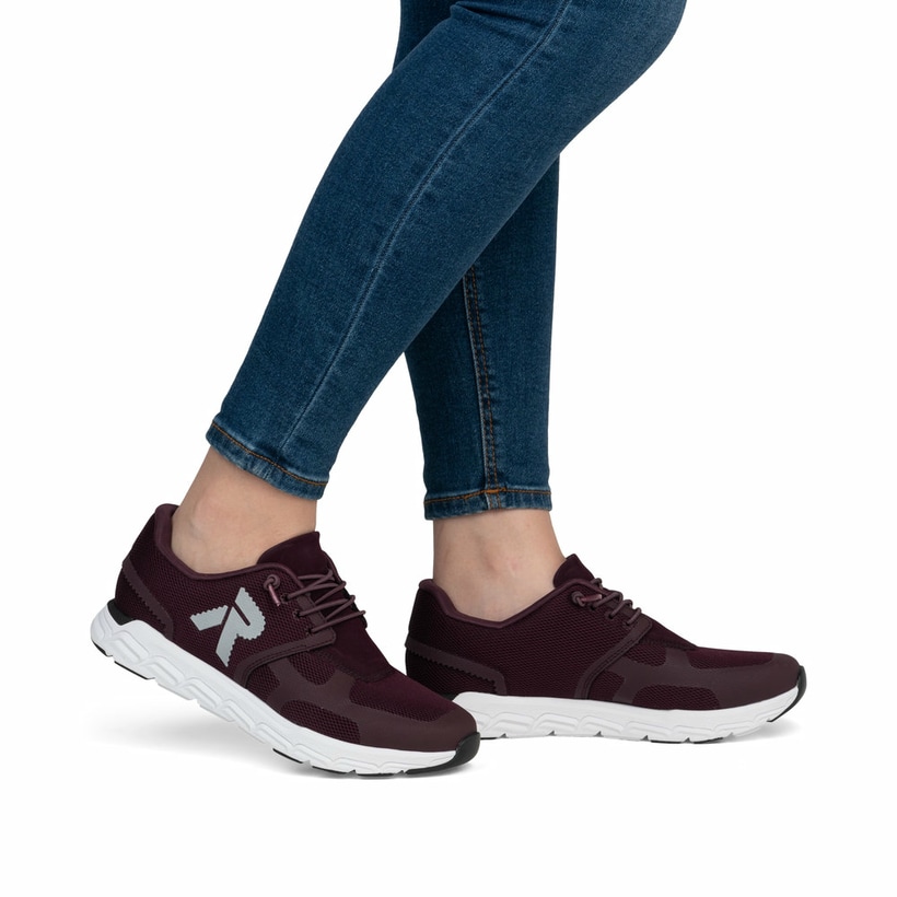 Dunkelrote Rieker Damen Sneaker Low M9000-32 mit einer Schnürung. Schuh am Fuß.