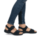 Blaue Rieker Damen Riemchensandalen 64588-14 mit trendigen Schnalle. Schuh am Fuß.