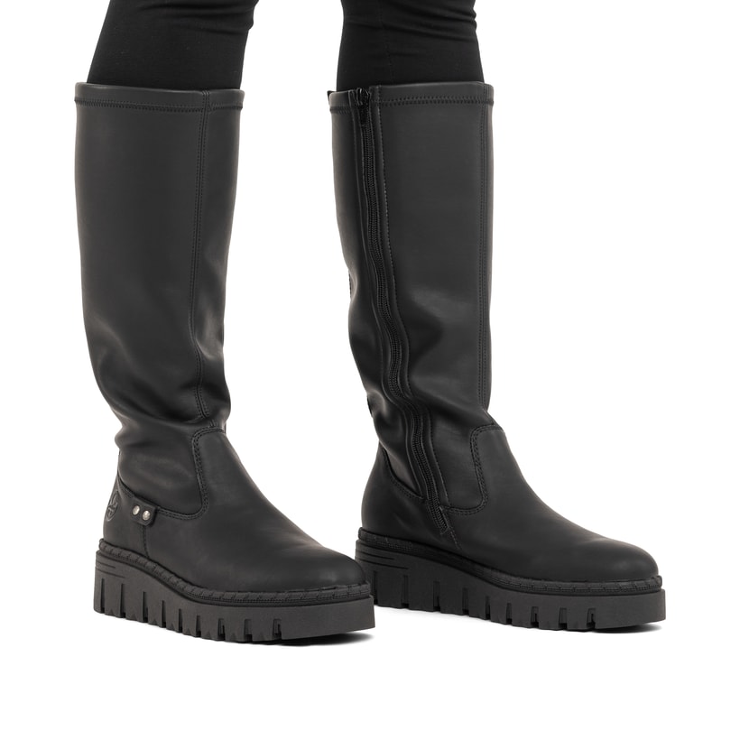 Schwarze Rieker Damen Hochschaftstiefel Z8990-00 mit einem Reißverschluss. Schuh am Fuß.