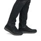 
Tiefschwarze Rieker Herren Slipper B9062-00 mit einer schockabsorbierenden Sohle. Schuh am Fuß
