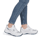 Weiße Rieker Damen Sneaker Low M6501-80 mit einer Schnürung sowie Komfortweite G. Schuh am Fuß.