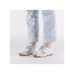 Mehrfarbige Rieker Damen Schnürschuhe 55920-90 mit modernen Ziernähten. Schuh am Fuß.