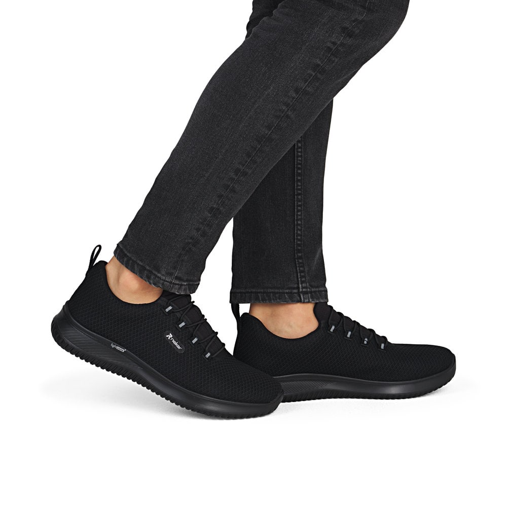 Schwarze Rieker Herren Slipper B9655-00 mit einem Gummizug sowie Komfortweite G. Schuh am Fuß.