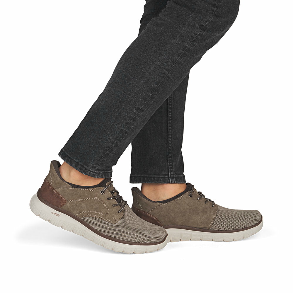 Beige Rieker Herren Slipper B6658-64 mit Ready2GO easy in Feature sowie Gummizug. Schuh am Fuß.