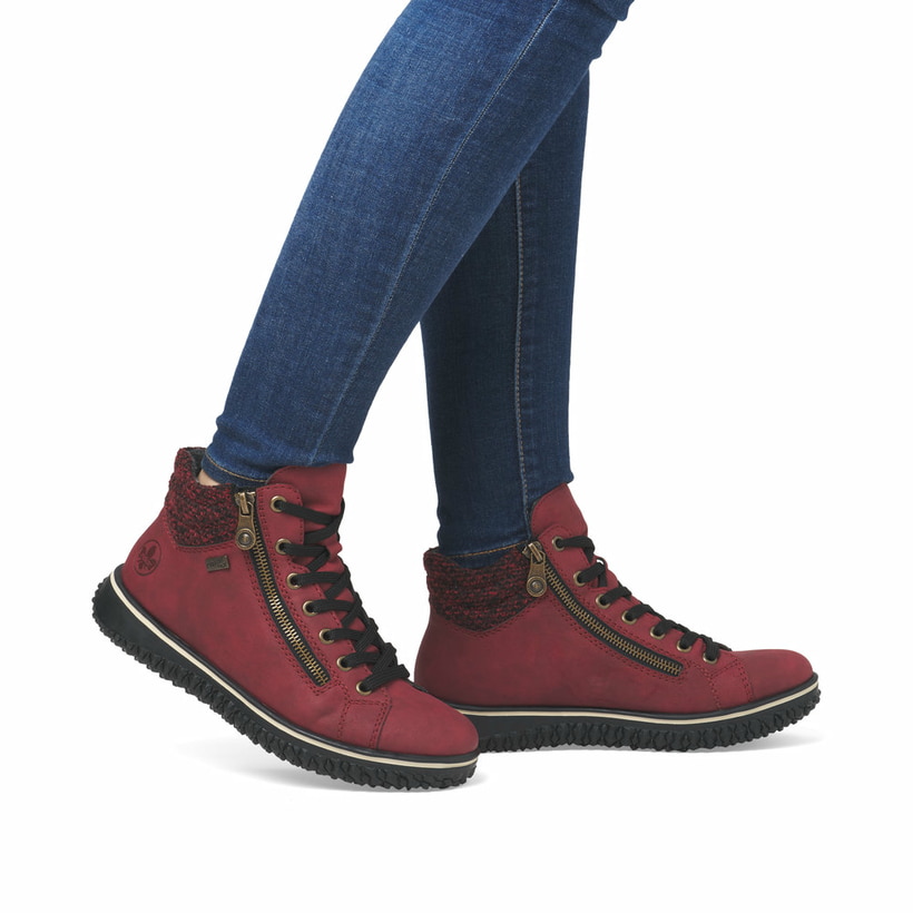 Rote Rieker Damen Schnürstiefel Z4263-35 mit wasserabweisender RiekerTEX-Membran. Schuh am Fuß.
