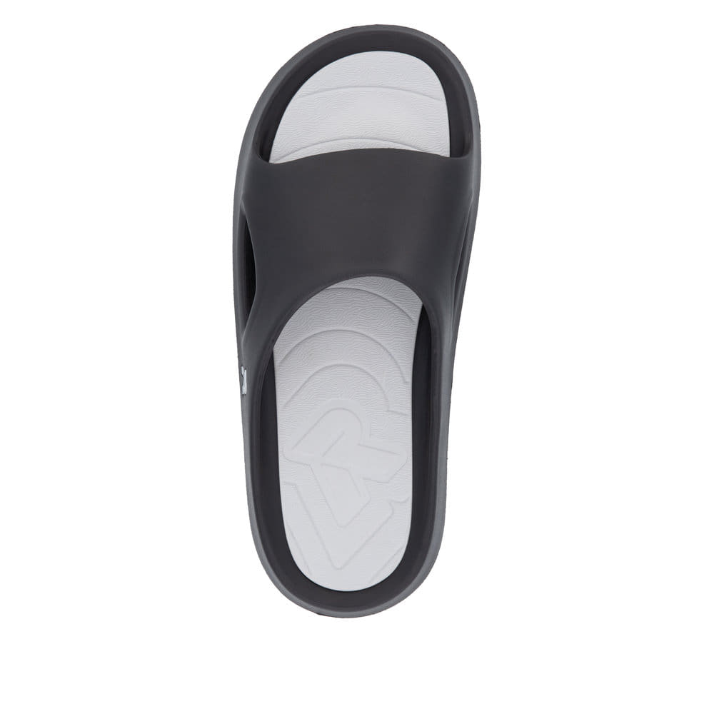 Schwarze Rieker Herren Pantoletten U3450-00 mit einer ultraleichten Sohle. Schuh von oben.