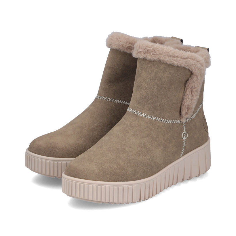 Beige Rieker Damen Kurzstiefel Y6152-20 mit weichem Kragen sowie Reißverschluss. Schuhpaar seitlich schräg.