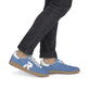 Baskets basses Rieker bleues pour homme U2200-12 avec lacets. Chaussure au pied.