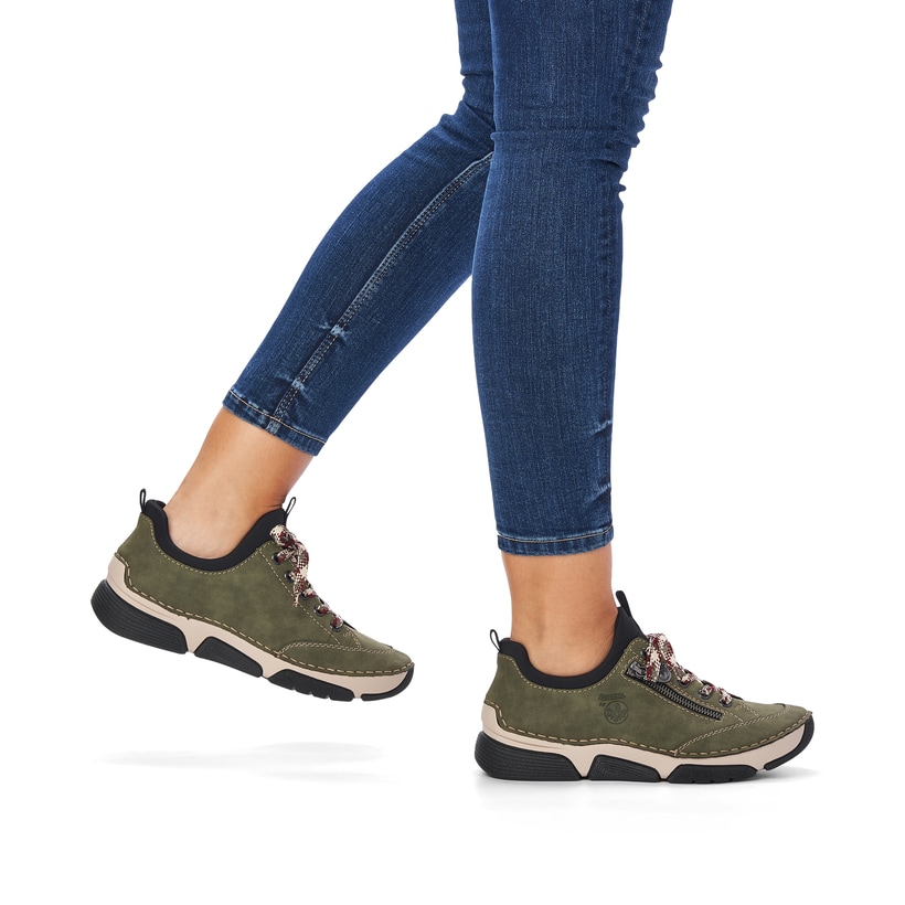 Mocassins Rieker verts pour femme 45973-54 avec bande élastique. Chaussure au pied.