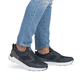 Blaue Rieker Herren Sneaker Low 09102-14 mit einem Gummizug. Schuh am Fuß.