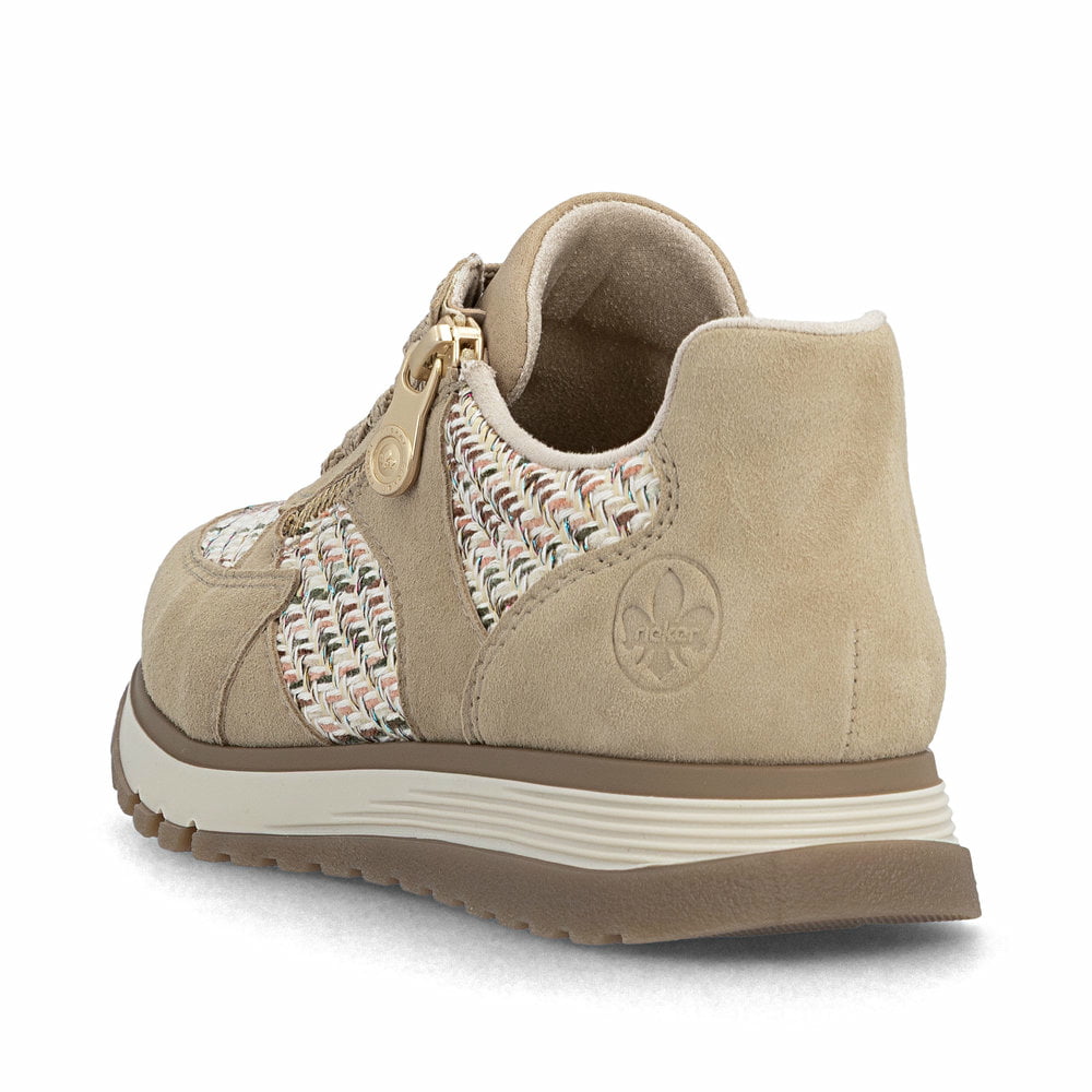 Baskets basses Rieker beiges pour femme 49010-62 en cuir velours. Chaussure vue de l'arrière.