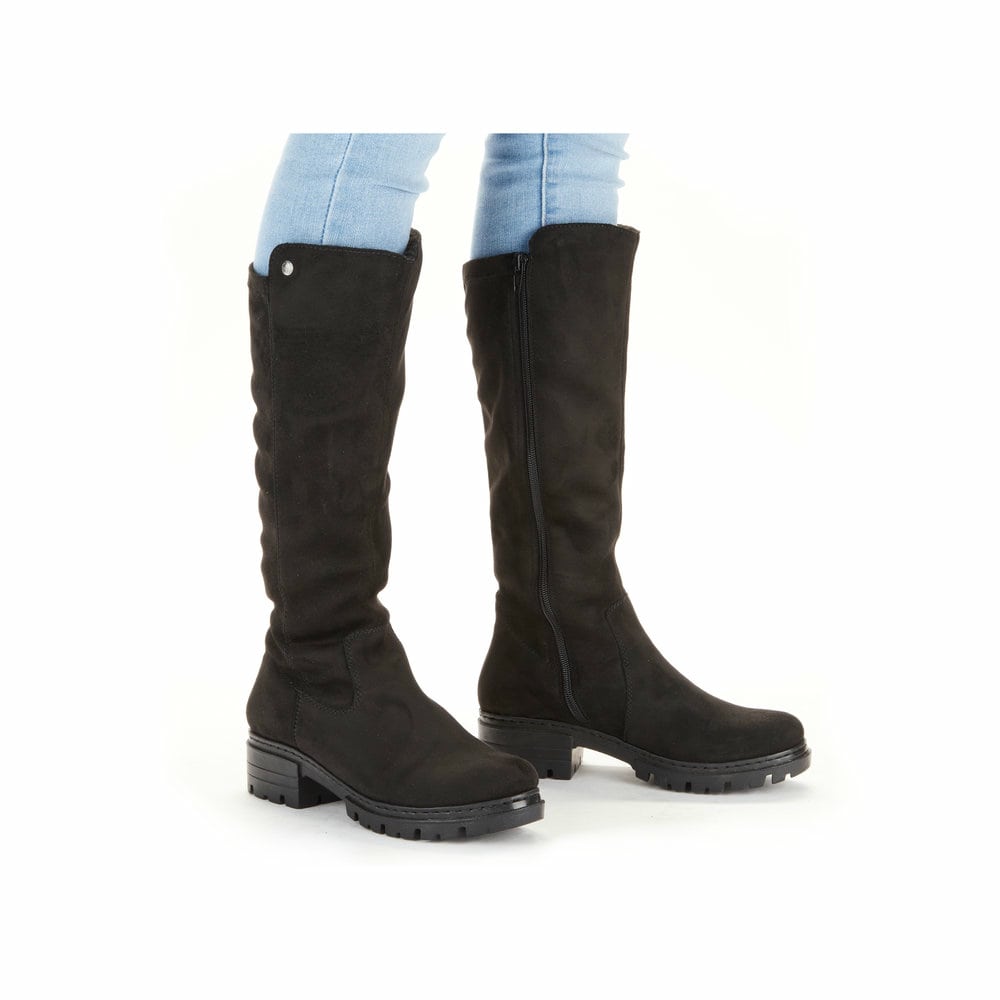 Tiefschwarze Rieker Damen Hochschaftstiefel 76890-00 mit einer robusten Profilsohle. Schuh am Fuß