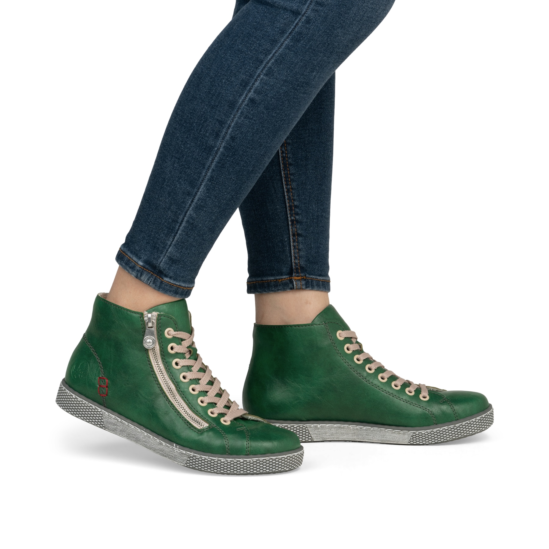 Hellgrüne Rieker Damen Schnürstiefel Z1221-53 mit schwarzen Nähten. Schuh am Fuß.