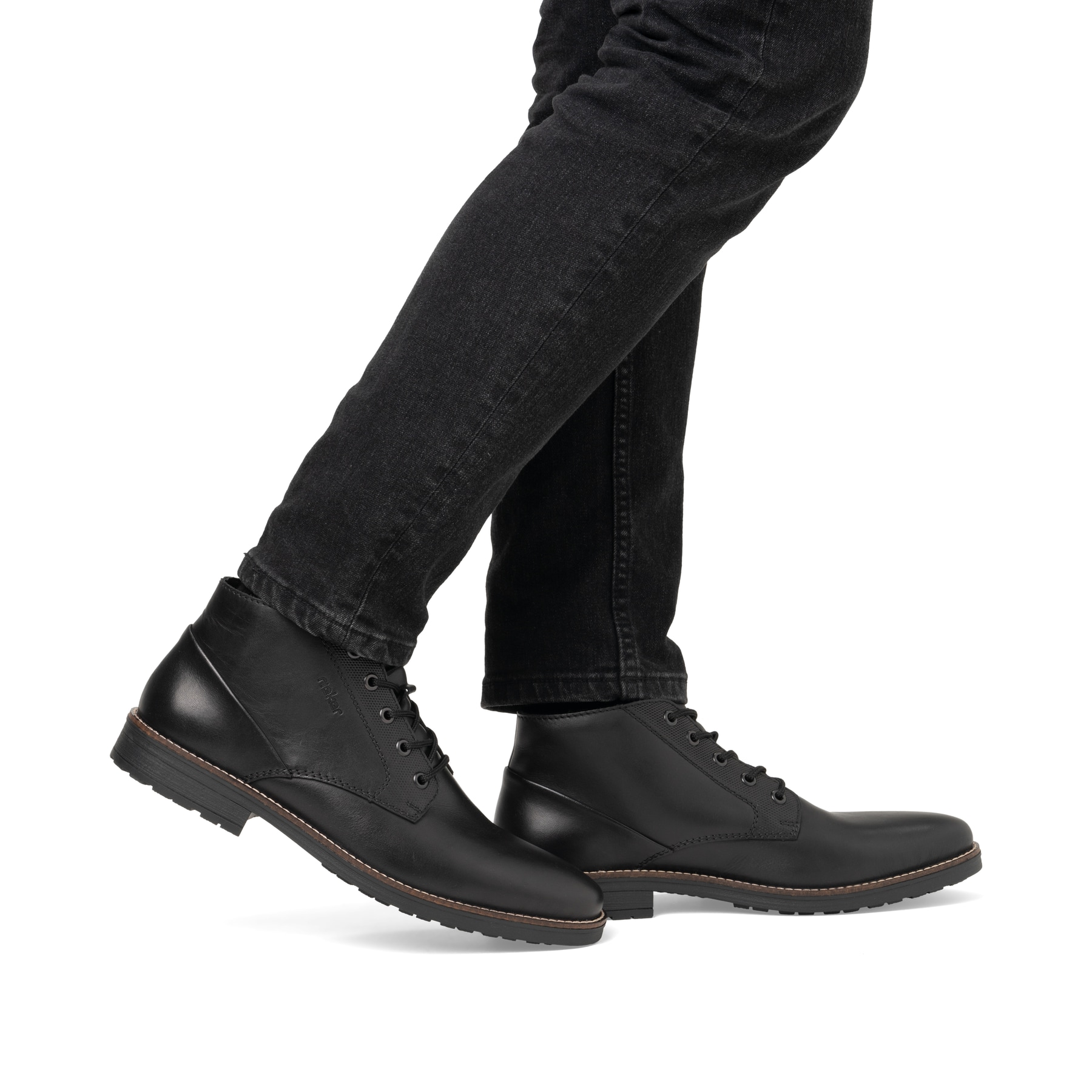 Schwarze Rieker Herren Schnürstiefel 33207-00 aus Glattleder mit einer Schnürung. Schuh am Fuß.