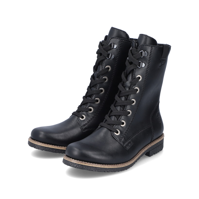 Tiefschwarze Rieker Damen Schnürstiefel 73542-00 mit Schnürung und Reißverschluss. Schuhpaar schräg.