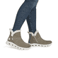 Braune Rieker Damen Kurzstiefel M6050-64 mit wasserabweisender RiekerTEX-Membran. Schuh am Fuß.