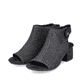 Schwarze Rieker Riemchensandaletten 64670-00 mit einem Klettverschluss. Schuhpaar seitlich schräg.
