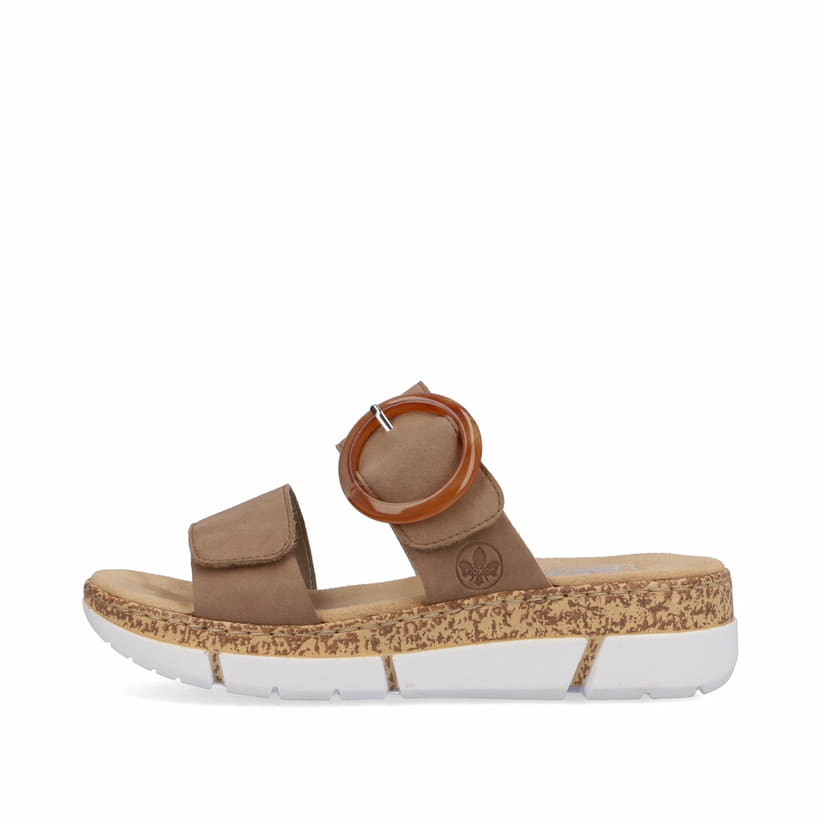 Beige vegane Rieker Damen Pantoletten V2392-62 mit trendigen Schnalle. Schuh Außenseite.
