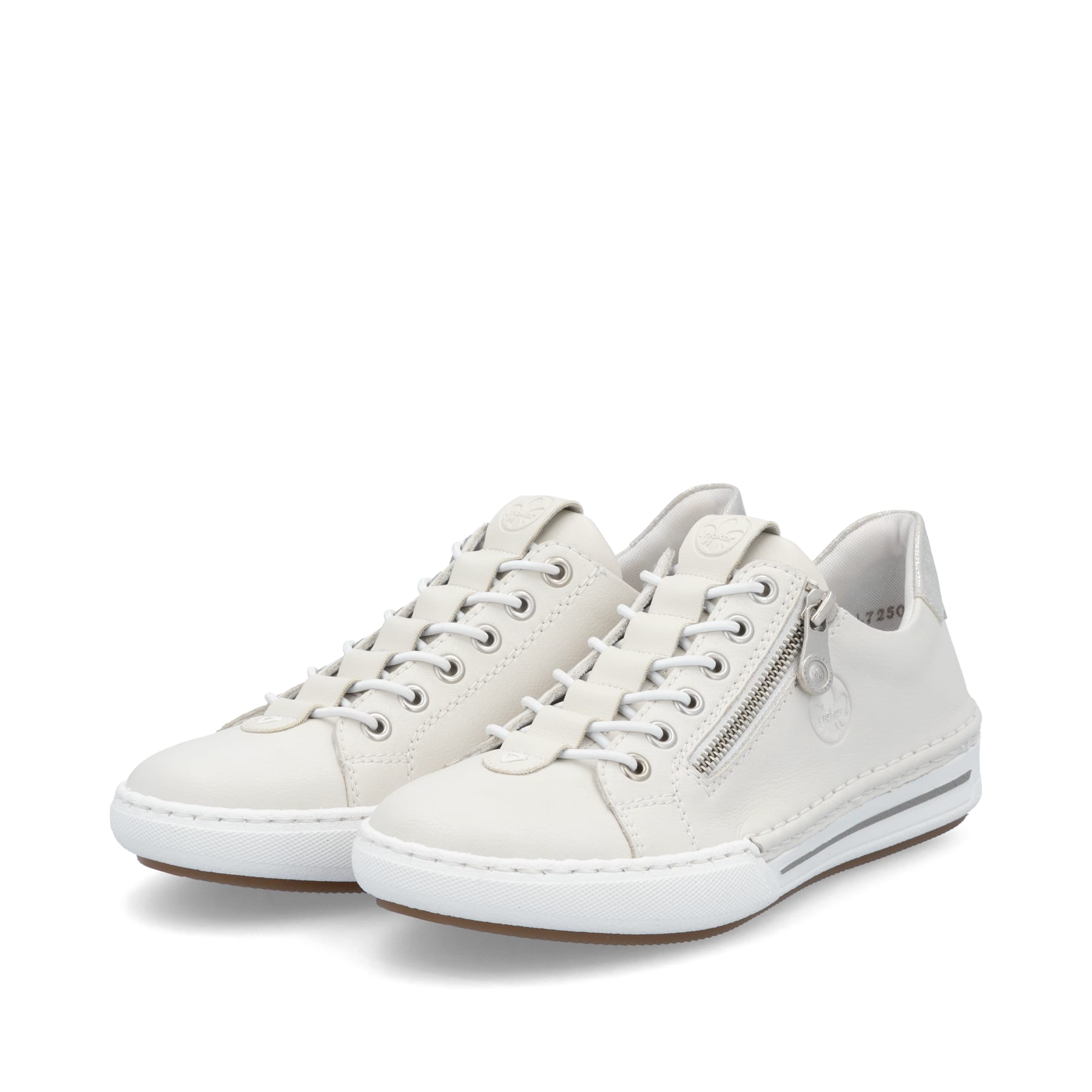 Weiße Rieker Damen Slipper L7250-80 mit einem Reißverschluss. Schuhpaar seitlich schräg.