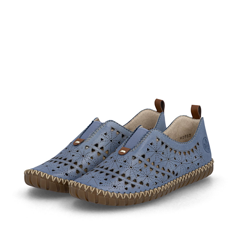 Blaue Rieker Damen Slipper M2852-12 aus Glattleder, Barfußschuhe. Schuhpaar seitlich schräg.