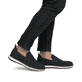 Blaue Rieker Herren Slipper 04451-14 mit einem Gummizug sowie Komfortweite G 1/2. Schuh am Fuß.