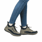 Kaktusgrüne Rieker Damen Slipper N32G3-54 mit einer Gummischnürung. Schuh am Fuß.