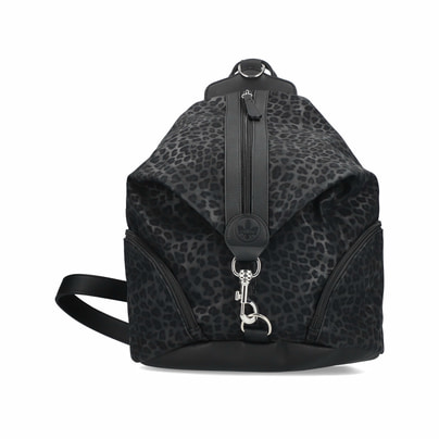 Rieker Damen Rucksack H1055-02 in Schwarz-Gemustert aus Kunstleder mit Reißverschluss. Rucksack getragen.